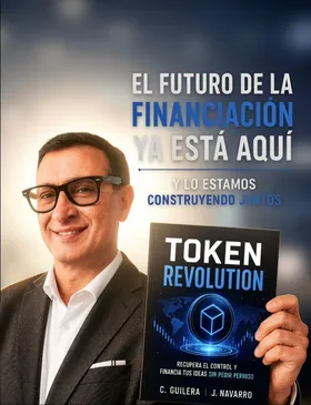 Joan Navarro con la edición española del libro Token Revolution